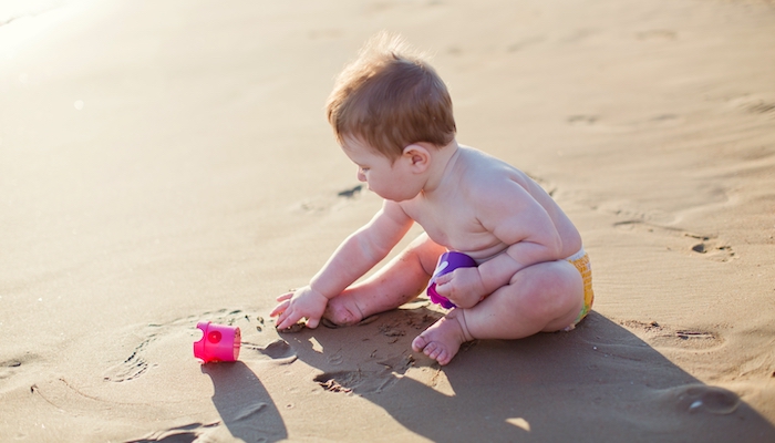 Un bébé sur le sable