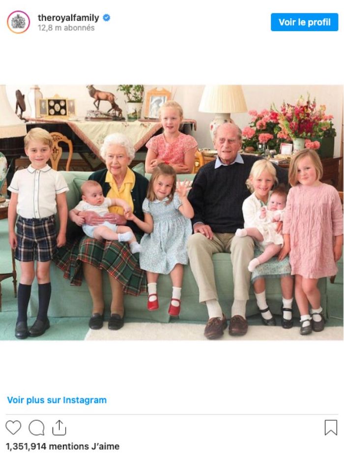 La Reine Elizabeth et son époux le Prince Philip entourés de leurs arrière petits-enfants