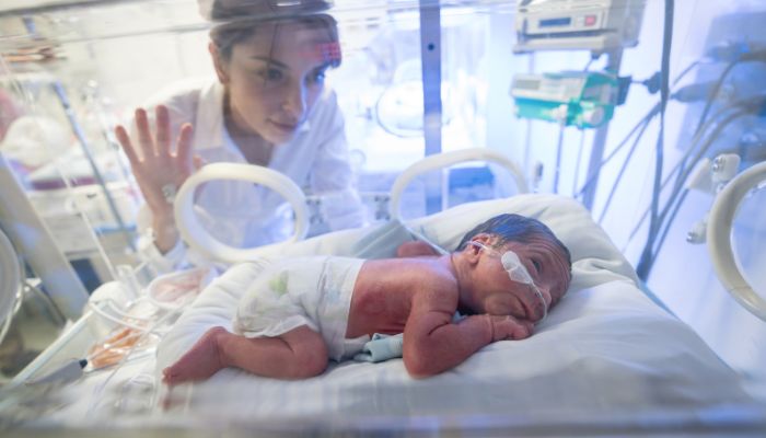 bébé incubateur à la naissance
