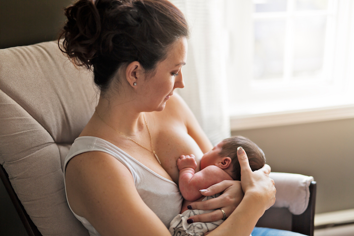 Une maman allaite son bébé Une maman allaite son bébé