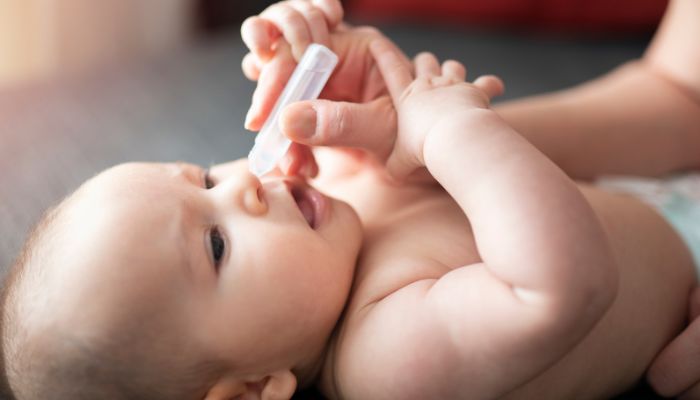 laver le nez de bébé avec du sérum physiologique fait maison laver le nez de bébé avec du sérum physiologique fait maison