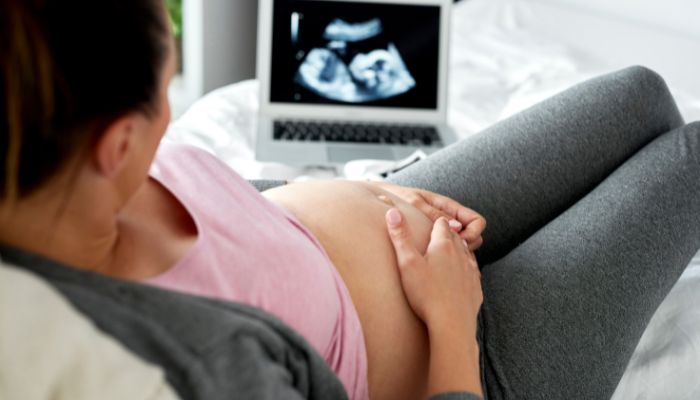 femme qui suit sa grossesse avec l'intelligence artificielle femme qui suit sa grossesse avec l'intelligence artificielle