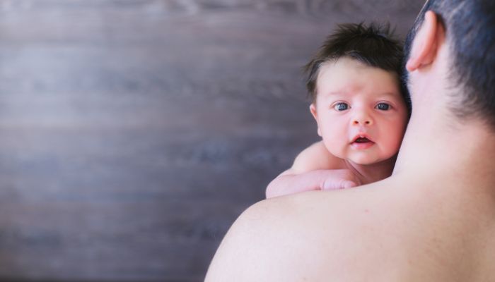 bébé dans les bras de son papa