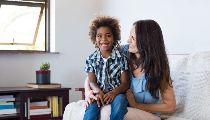 enfant adopté avec sa maman enfant adopté avec sa maman