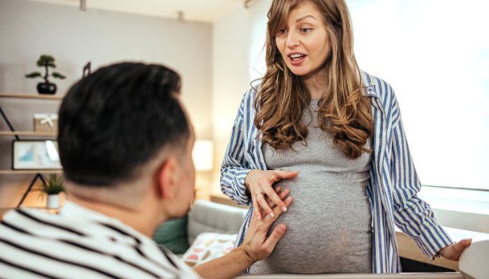 futurs parents qui parlent à leur bébé futurs parents qui parlent à leur bébé