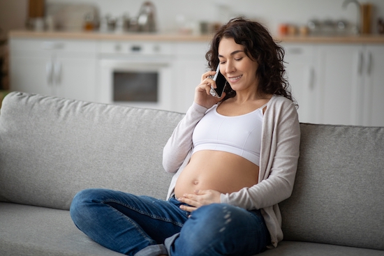 Femme enceinte qui parle au téléphone