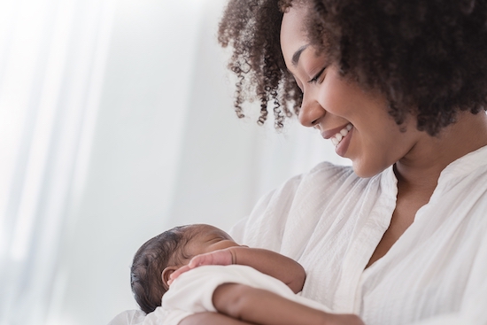 Jeune maman avec son bébé nouveau-né