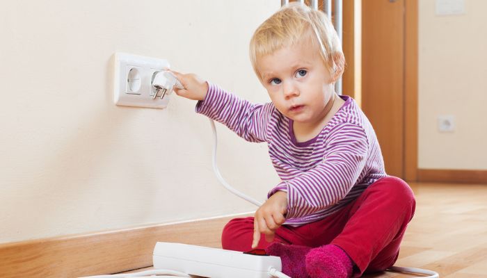 enfant qui met les doigts dans la prise enfant qui met les doigts dans la prise