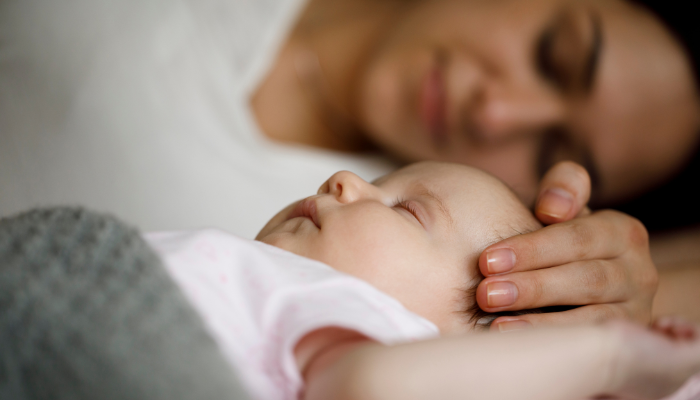 bébé qui dort avec sa maman bébé qui dort avec sa maman