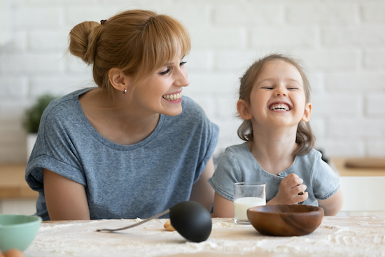 Petite fille à table avec sa maman