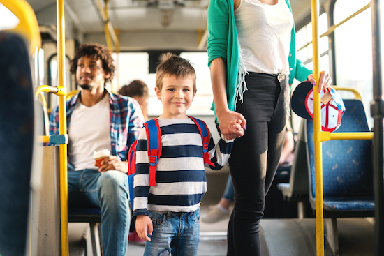 Mamans dans le bus avec son enfant