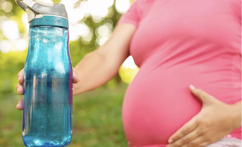 Quelle eau boire enceinte ?