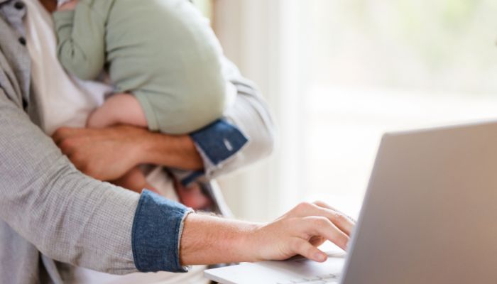 papa qui tient son bébé dans les bras et gère la demande de carte d'identité papa qui tient son bébé dans les bras et gère la demande de carte d'identité
