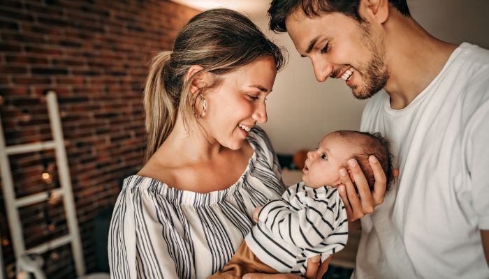 famille avec nouveau-né famille avec nouveau-né