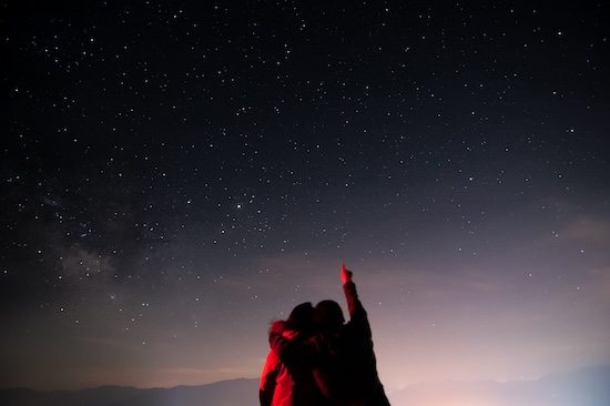 Regarder les étoiles avec les enfants