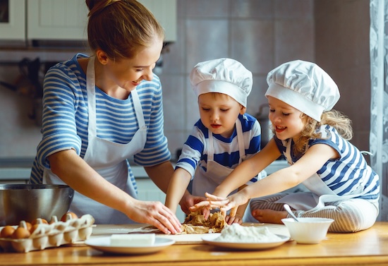 Faire de la pâtisserie avec les enfants