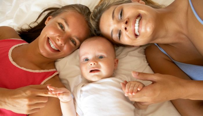 couple de femmes avec un bébé couple de femmes avec un bébé