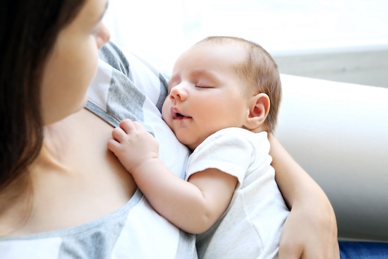 Bébé veut être dans les bras de maman