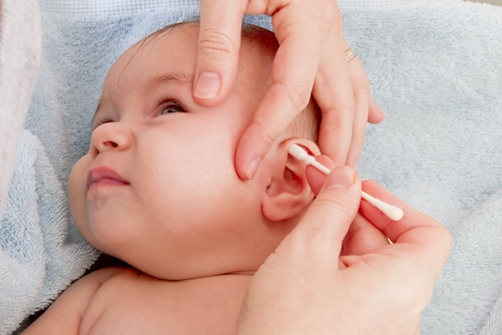 Nettoyer le pavillon des oreilles de bébé