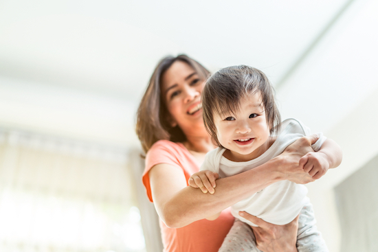 Les avantages de porter bébé