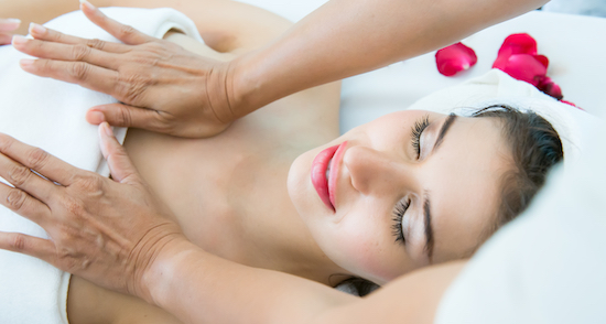 Massage pour seins gonflés