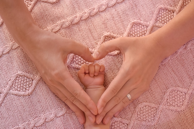 Stimuler les mains de votre bébé
