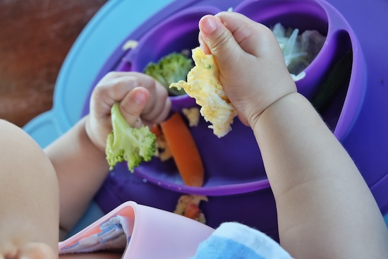 Quand les bébés coordonnent leurs mains