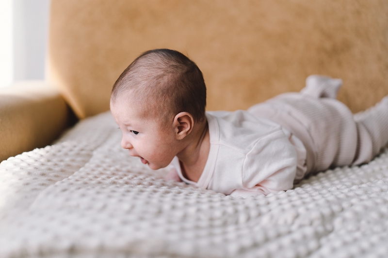 A quel âge bébé tient sa tête ?