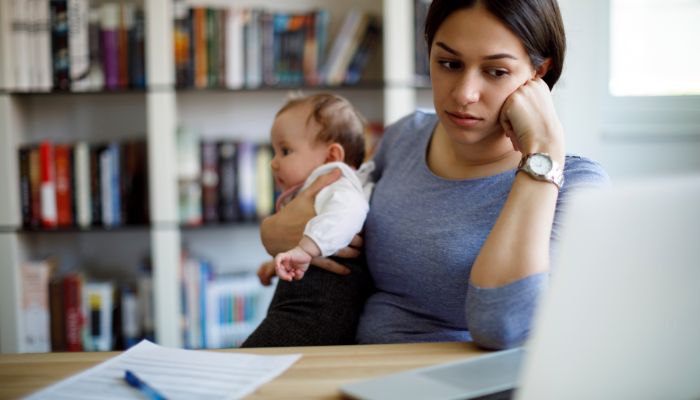 jeune maman stressée par son travail