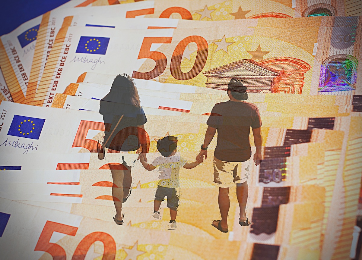 jeune maman qui fait ses comptes avec bébé jeune maman qui fait ses comptes avec bébé