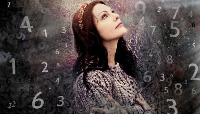 femme qui explore la numérologie
