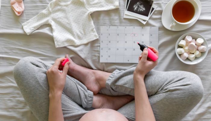 femme enceinte qui compte les semaines d'aménorrhée