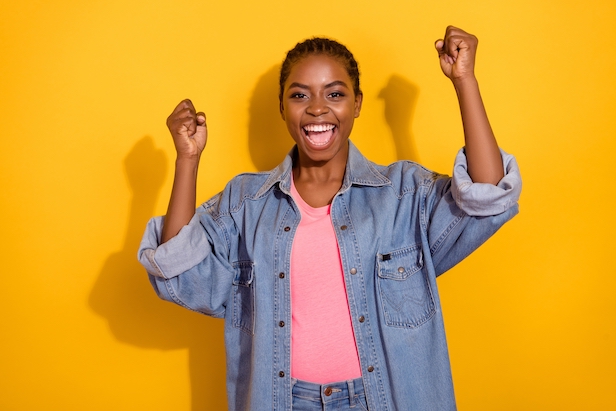 Jeune femme heureuse. Elle vient de gagner un concours !