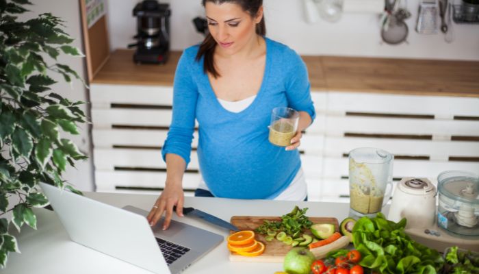 femme enceinte qui cuisine du tarama