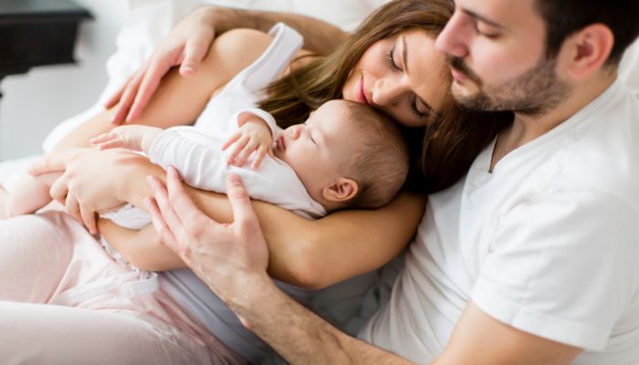 couple heureux avec un jeune bébé
