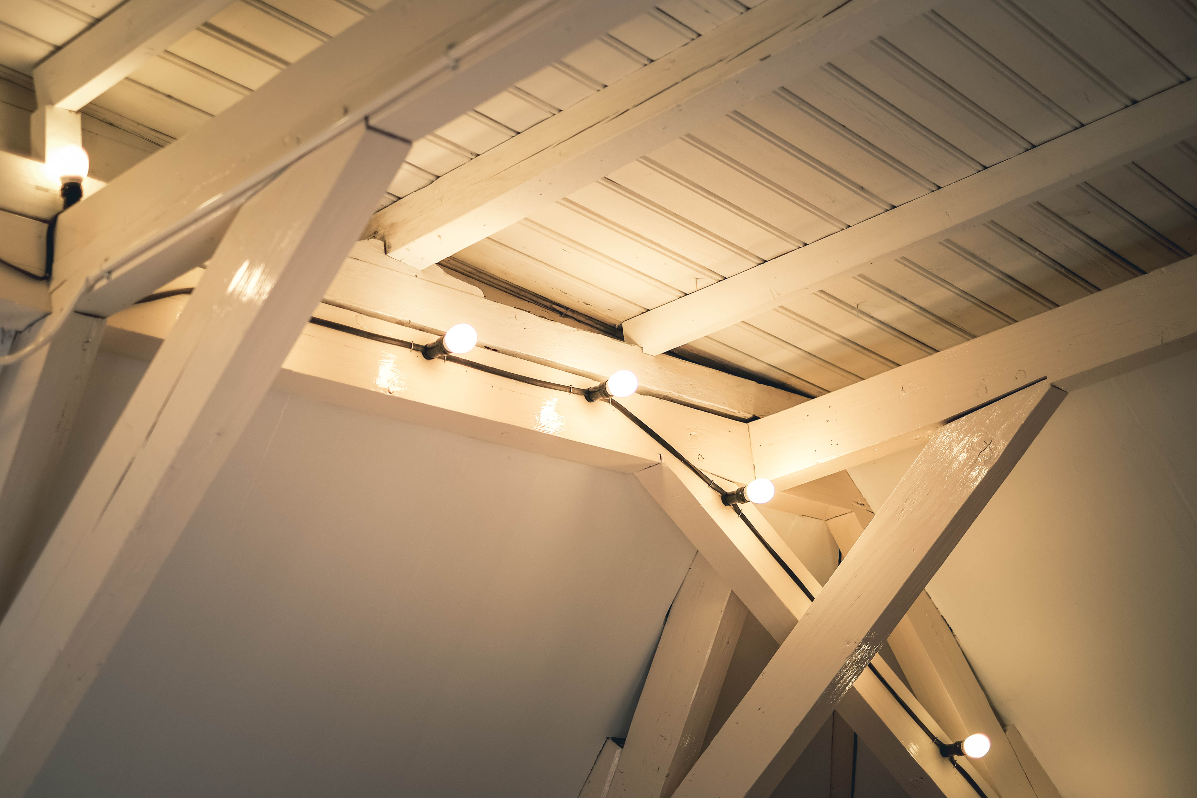 Déco d'intérieur : poutres apparentes ? 5 solutions d’éclairage simples pour les mettre en valeur Déco d'intérieur : poutres apparentes ? 5 solutions d’éclairage simples pour les mettre en valeur