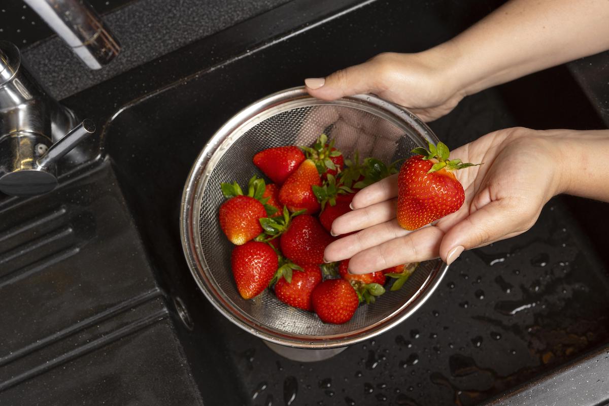 Laver les fraises : la méthode simple que personne ne connait pour éliminer pesticides et bactéries Laver les fraises : la méthode simple que personne ne connait pour éliminer pesticides et bactéries