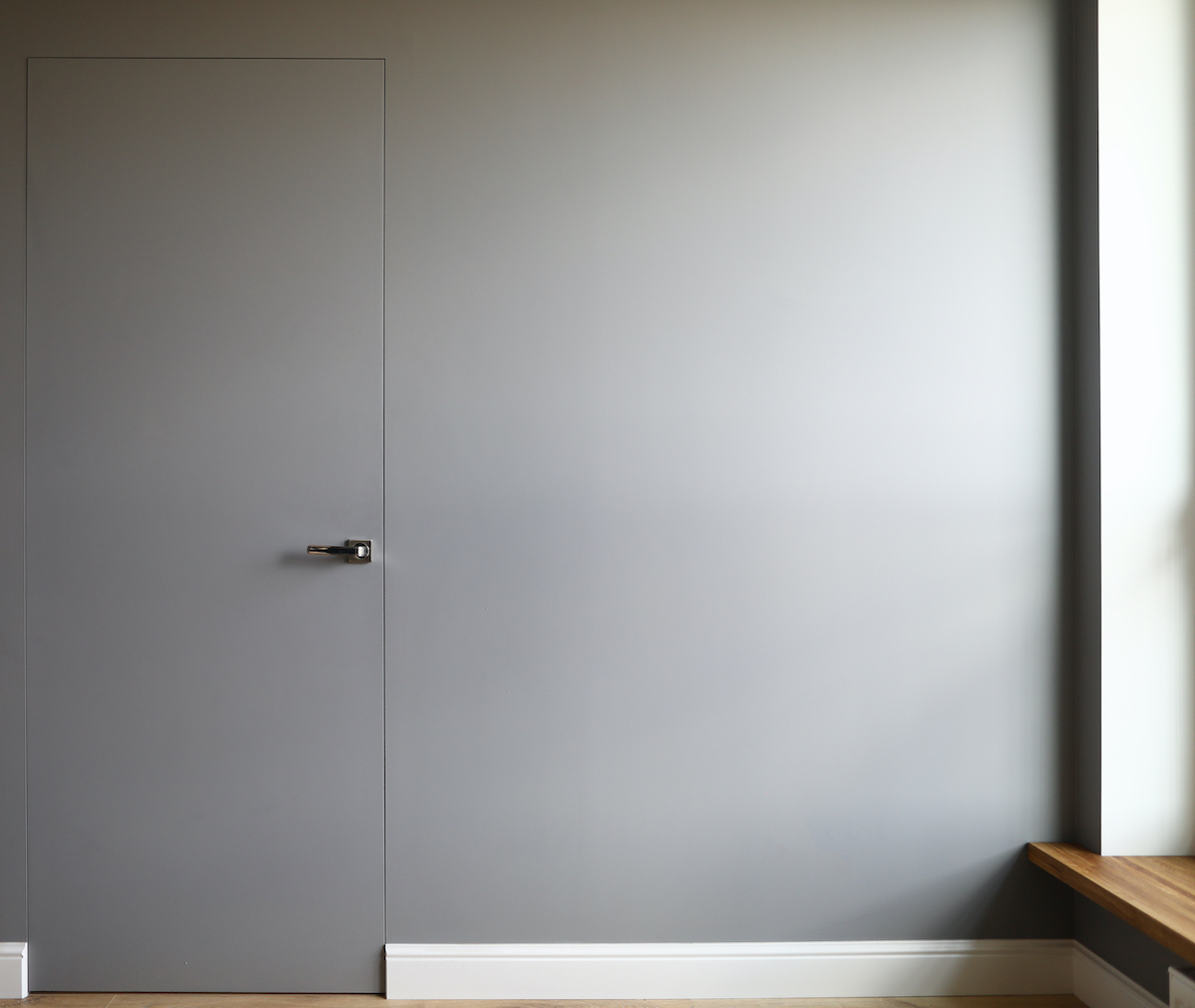 Tout savoir sur les portes au ras-du-mur : avantages, inconvénients et tendances Tout savoir sur les portes au ras-du-mur : avantages, inconvénients et tendances