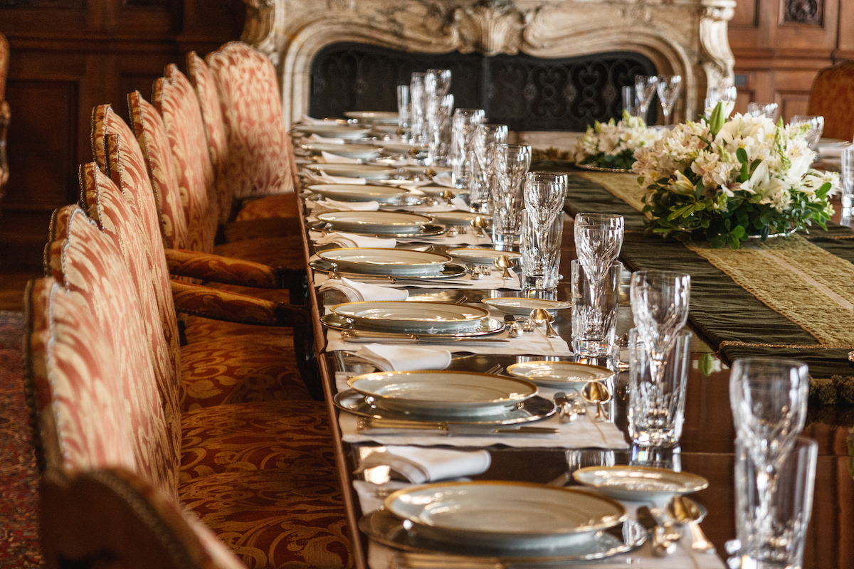 Perdrix, chocolat noir et jamais d’ail : les règles à la table de la reine Elizabeth (et pourquoi elle mangeait souvent seule)