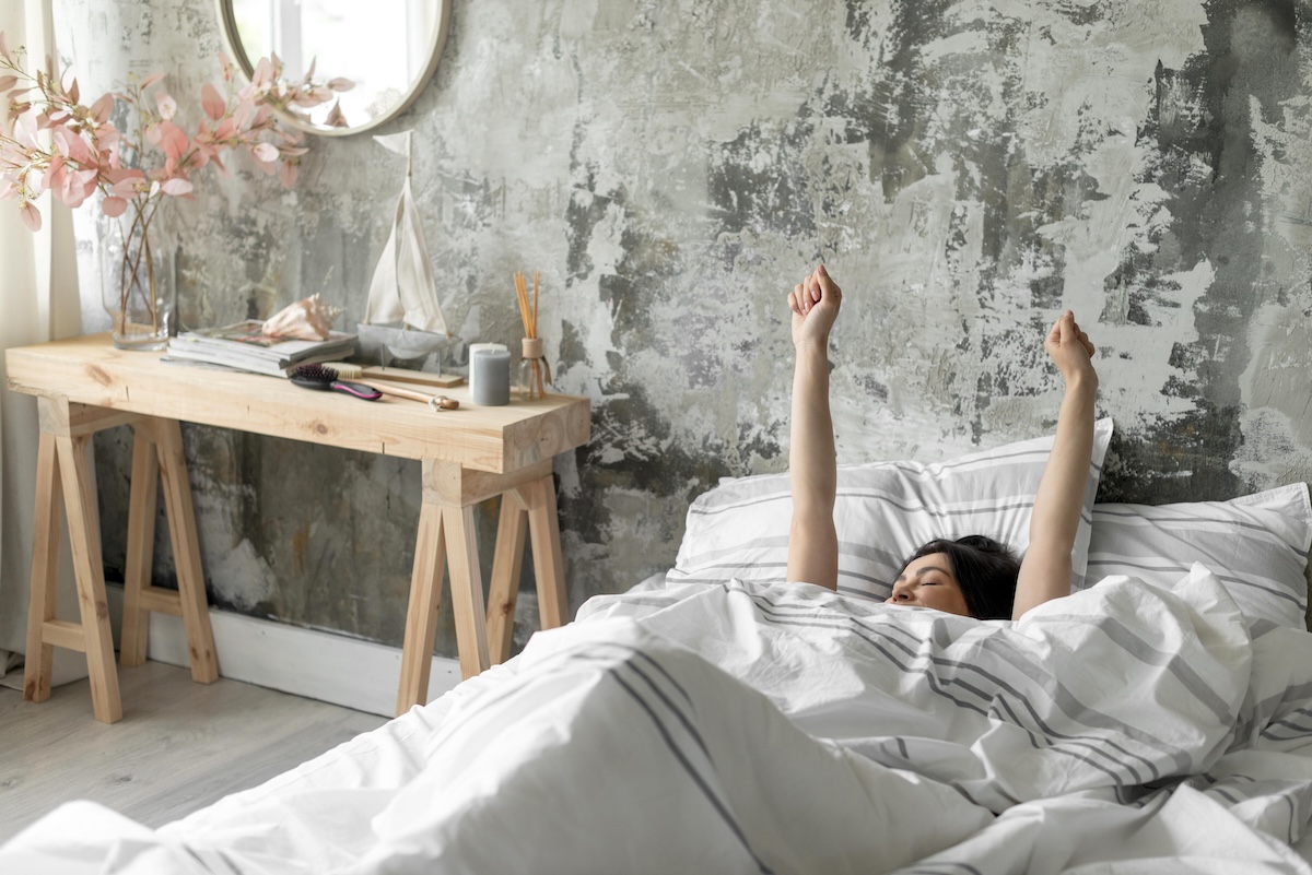Pas de tête de lit ? Voici 4 idées pour sublimer le mur derrière le lit