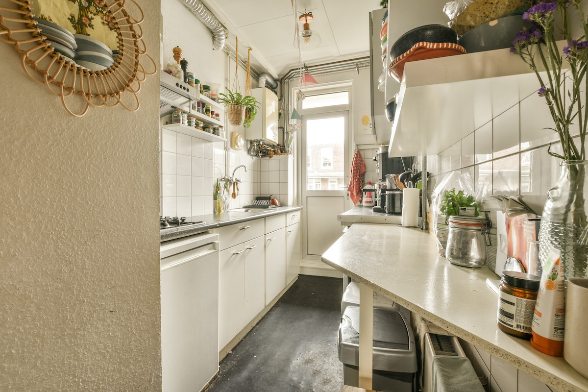 Petites cuisines étroites : comment les rendre fonctionnelles et sublimes