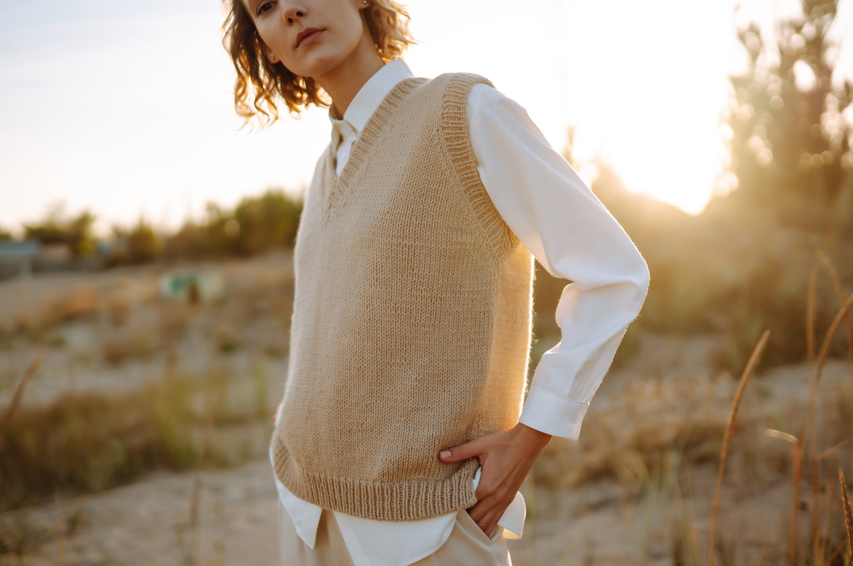 Le look du moment : le gilet en maille qui réveille l’uniforme quotidien Le look du moment : le gilet en maille qui réveille l’uniforme quotidien
