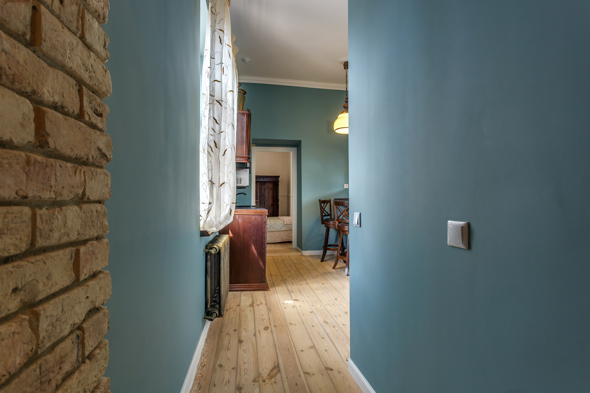 Quelles couleurs utiliser pour illuminer un couloir étroit et sombre ? Quelles couleurs utiliser pour illuminer un couloir étroit et sombre ?