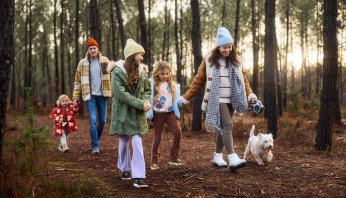famille souriante à center parc famille souriante à center parc