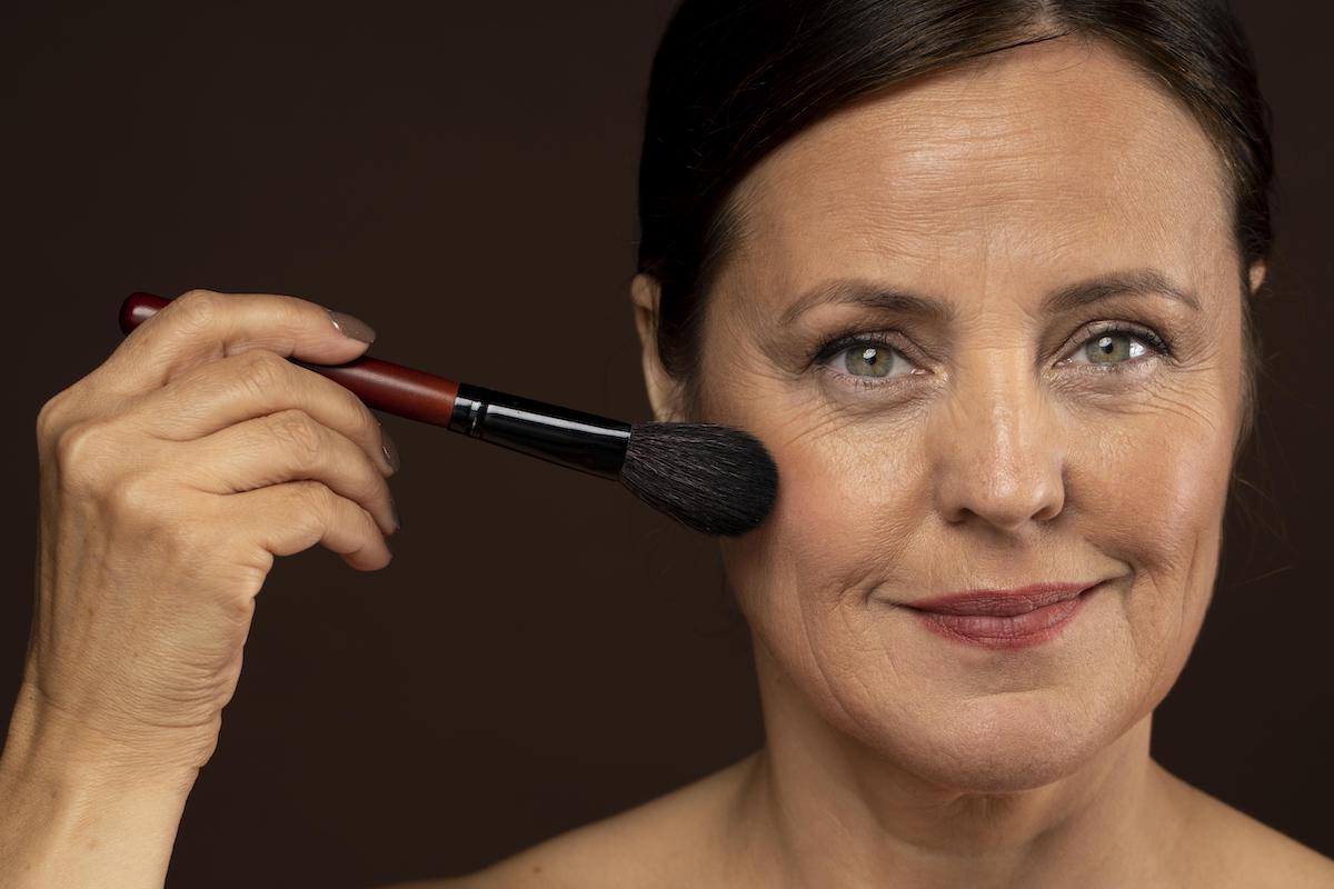 Maquillage des yeux après 50 ans : les secrets d’un regard lumineux et naturel