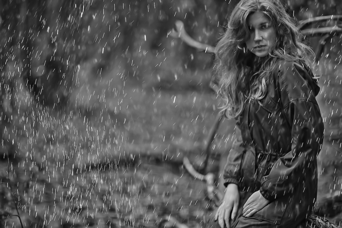 Cheveux à l’épreuve de la pluie : 5 coiffures qui sauvent la chevelure