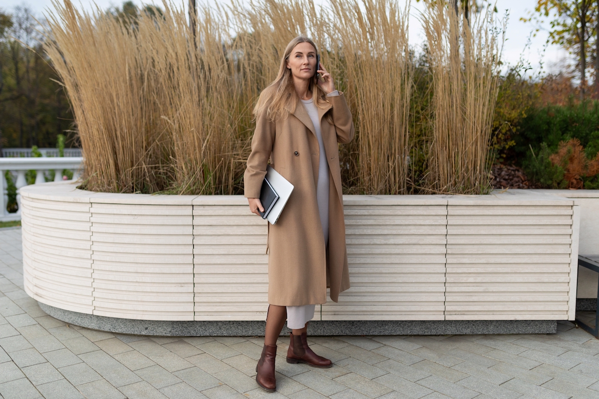 Marron et gris : l’association de couleurs difficile (mais incroyablement élégante) à adopter dès maintenant