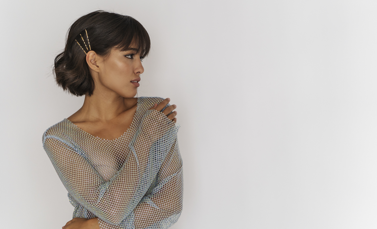 Frange : longue, courte ou bouclée, toutes les typologies et à qui elles vont