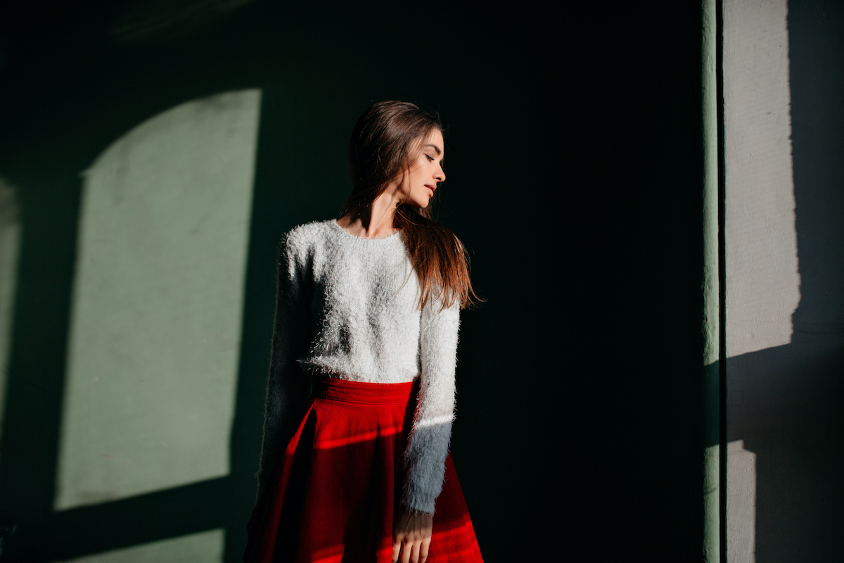 Le look du jour : la jupe patineuse qui rencontre le pull parfait