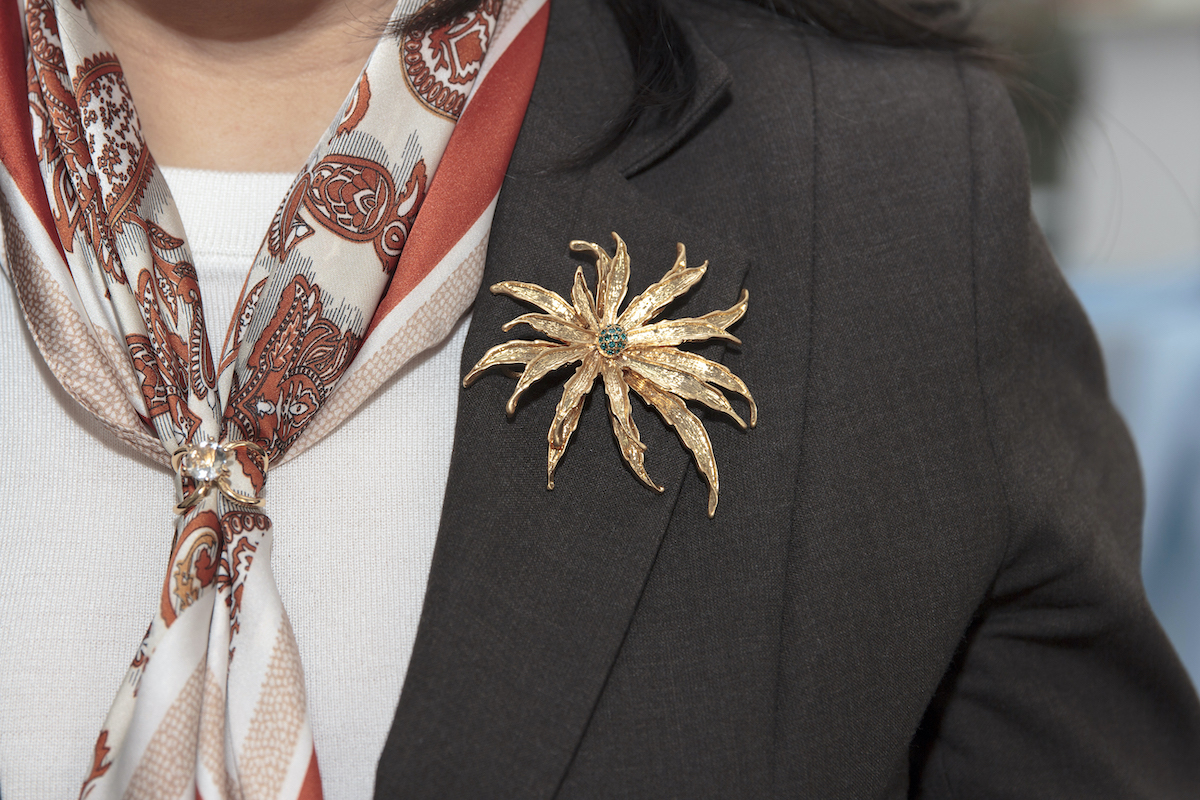 Petit guide pour porter vos broches sans l'effet